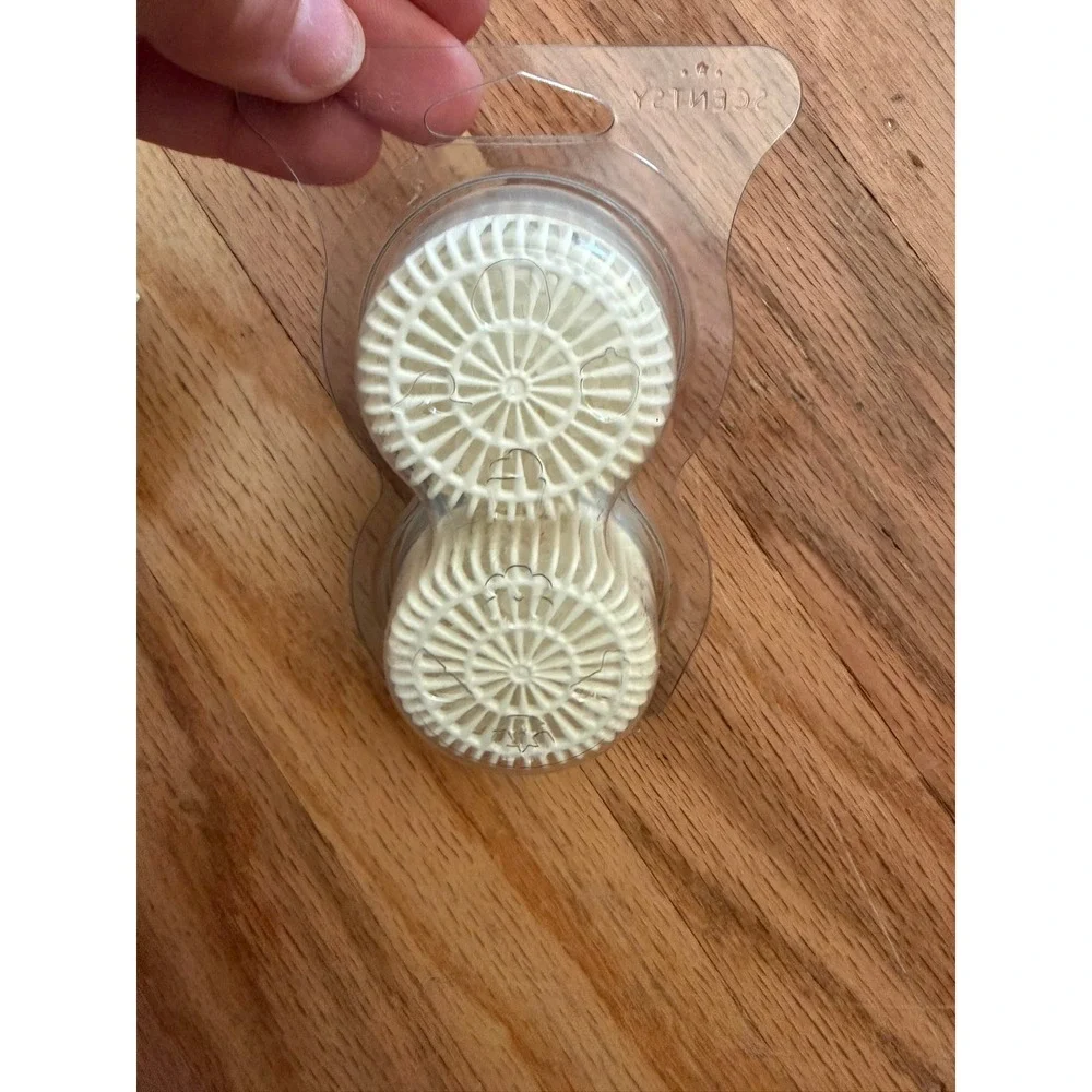 Scentsy NEW Bundle Mini Fan Diffuser and Frosted Vanilla Scent  2-Pack Pods